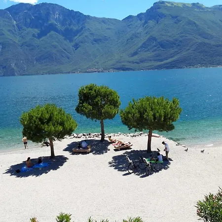 Garden Con Terrazzo E Piscina Apartment Desenzano del Garda
