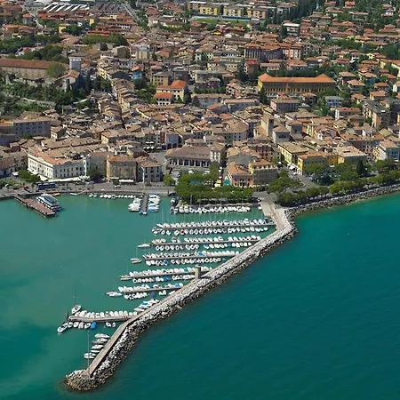Apartment Garden Con Terrazzo E Piscina Desenzano del Garda